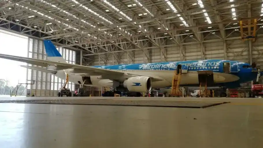 Aerolíneas Argentinas retira ocho aviones para revisar los motores tras un aterrizaje de emergencia en Ezeiza