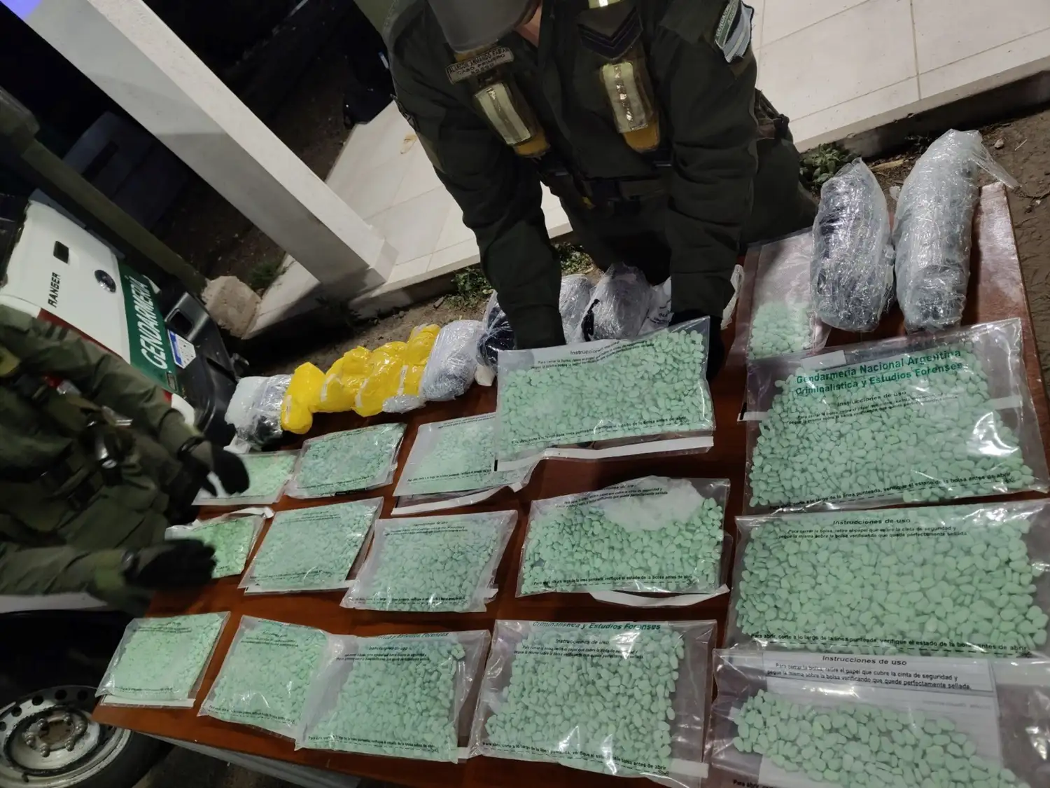 Tras realizar una requisa en la bodega del vehículo mediante el uso de escáneres, el personal detectó la presencia de paquetes amorfos ocultos en el interior de tres equipajes.