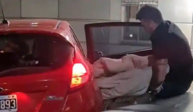 El dramático video de Cristian U al llegar al hospital con su padre muerto