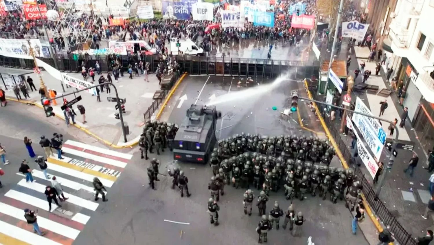 Máxima tensión en el Congreso: los manifestantes tiran bombas molotov y la policía busca desalojarlos