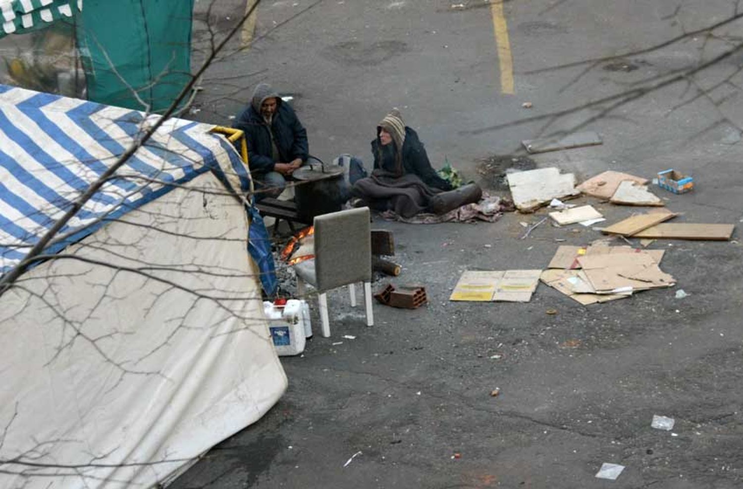 El municipio amplió la denuncia contra las organizaciones que acampan frente al Palacio Municipal