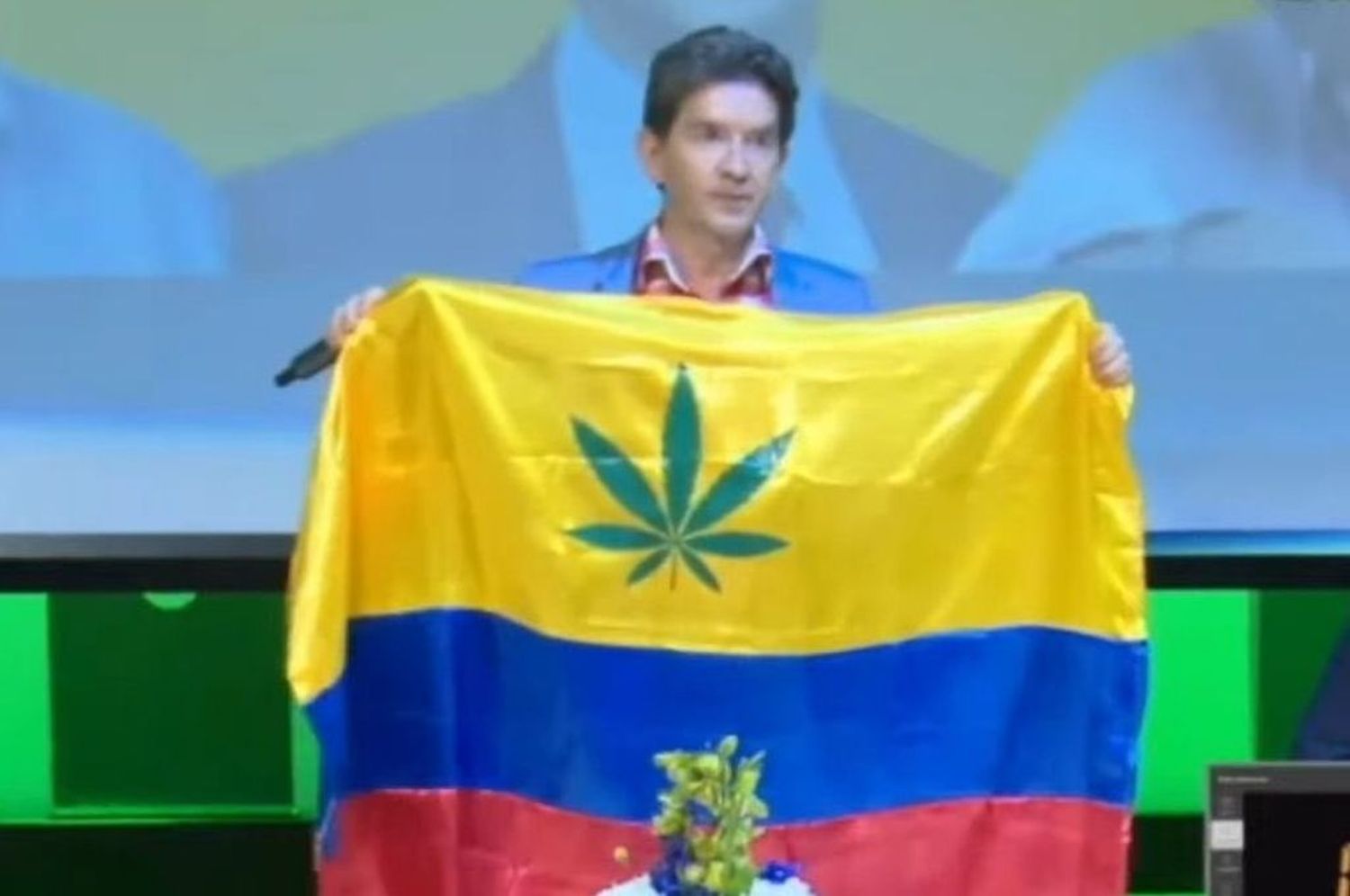 Colombia: candidato a la presidencia propone sumar una hoja de marihuana a la bandera