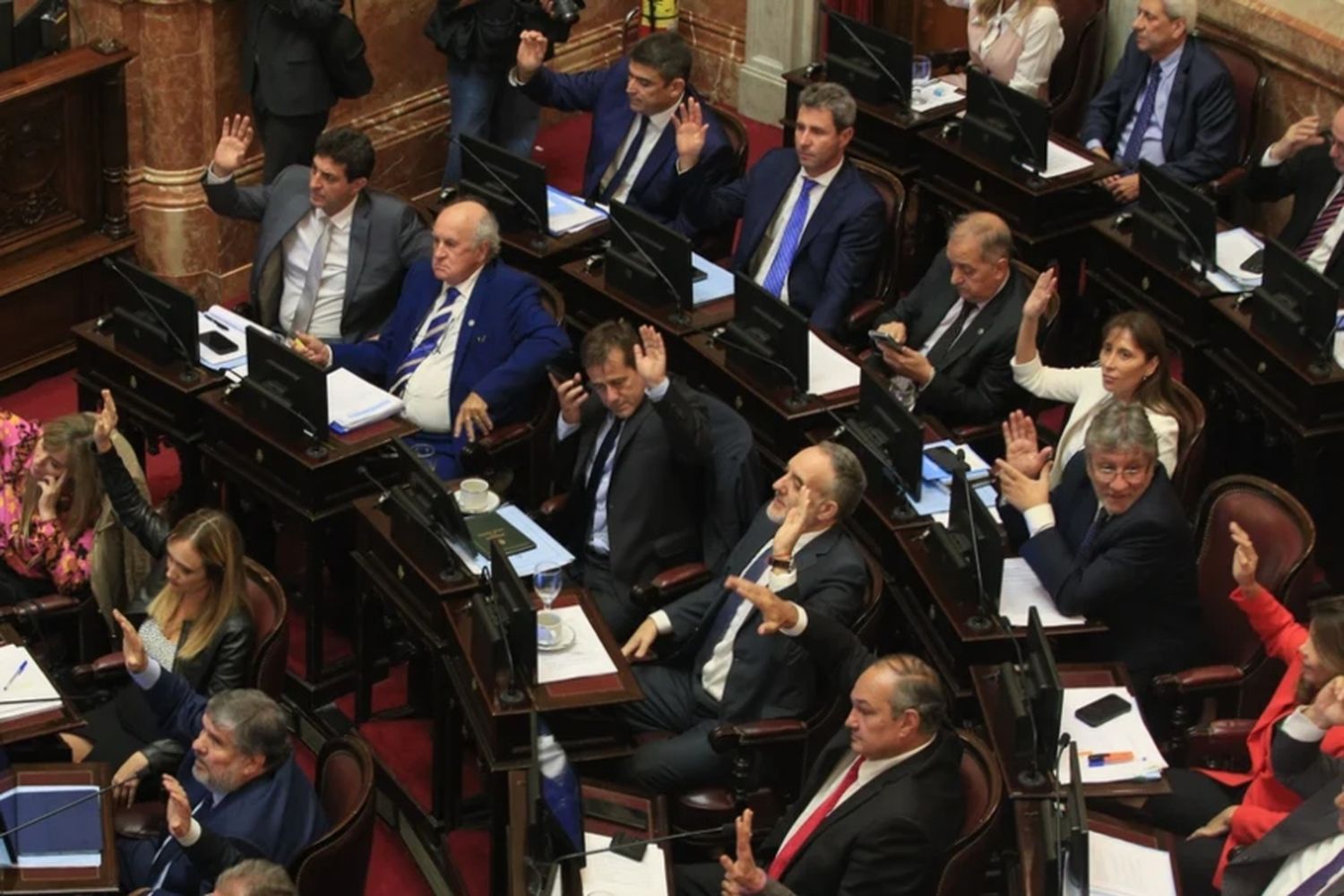 Tras aplicar un aumento a su dieta, los senadores se asignaron un aguinaldo