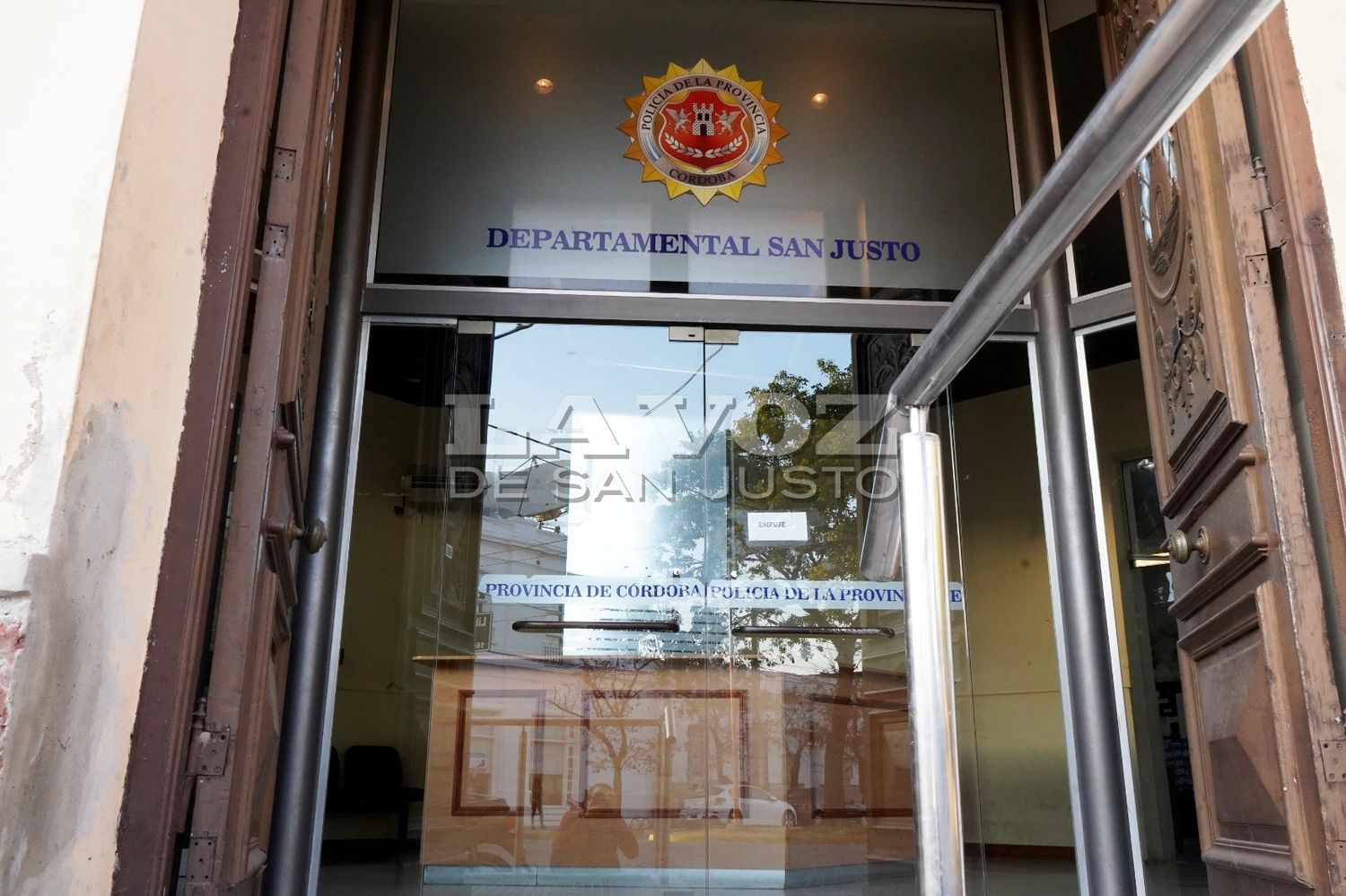 Intentó llevarse mercadería de supermercado sin pagar y la detuvieron