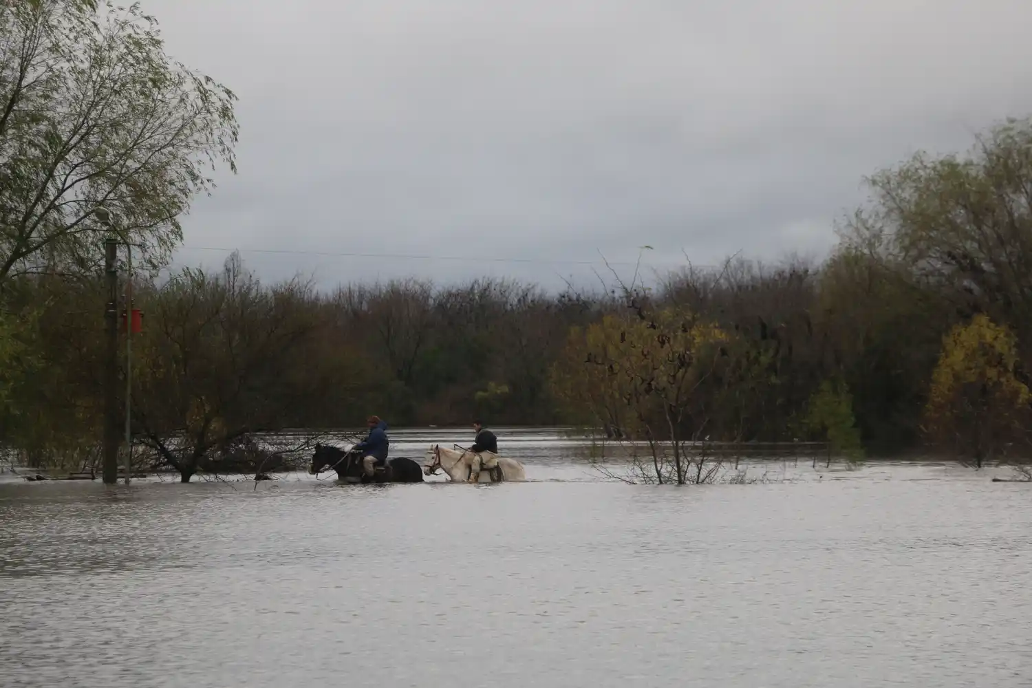 El Camino de la Península quedó cortado para el tránsito por el avance del río