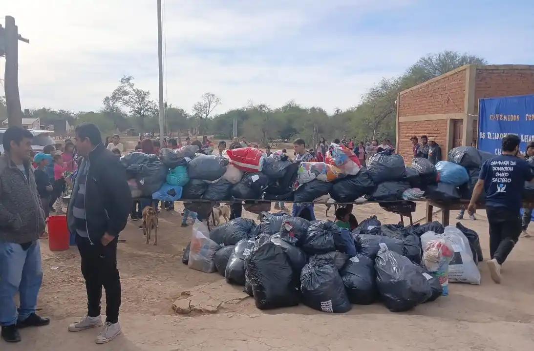 La campaña recibe donaciones de agua potable, alimentos no perecederos, ropa, útiles escolares, juguetes, leche en polvo, elementos de higiene personal y limpieza.