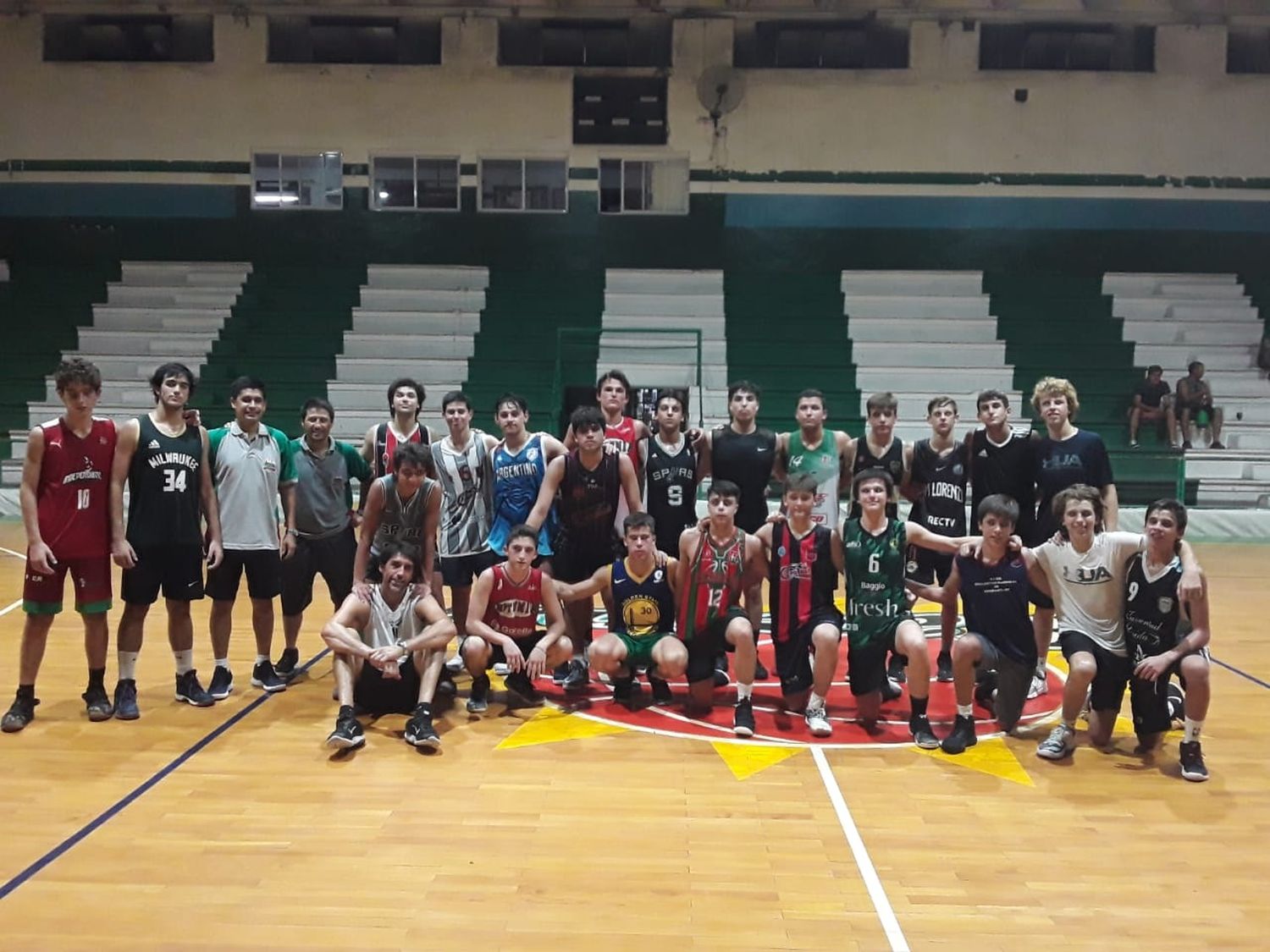 Jugadores de los clubes de la Asociación local trabajaron en el gimnasio de Racing