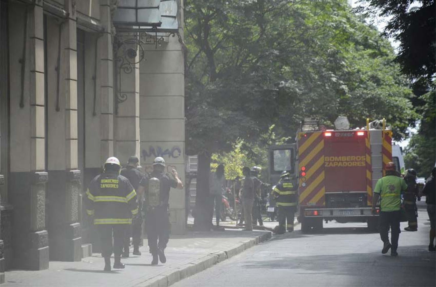 Evacuaron el Hotel Savoy por un incendio que dejó a dos personas heridas