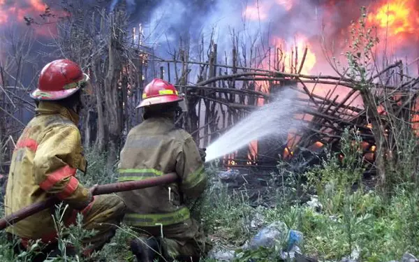 Escobar: Voraz incendio en un depósito de neumáticos en desuso