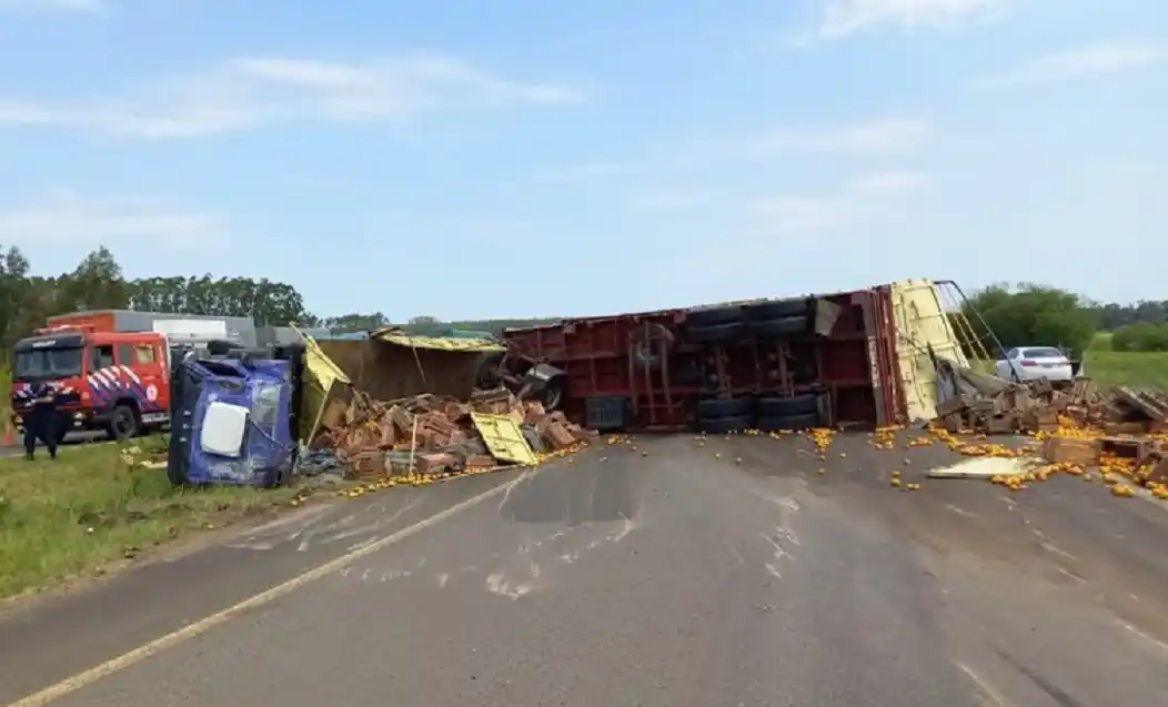 Un camión cargado con citrus perdió el control y terminó volcando en la autovía 14