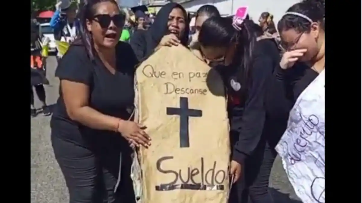 ¡DE LUTO Y MOLESTOS! Proponen referendo para decidir si docentes van a un paro indefinido (+Videos)