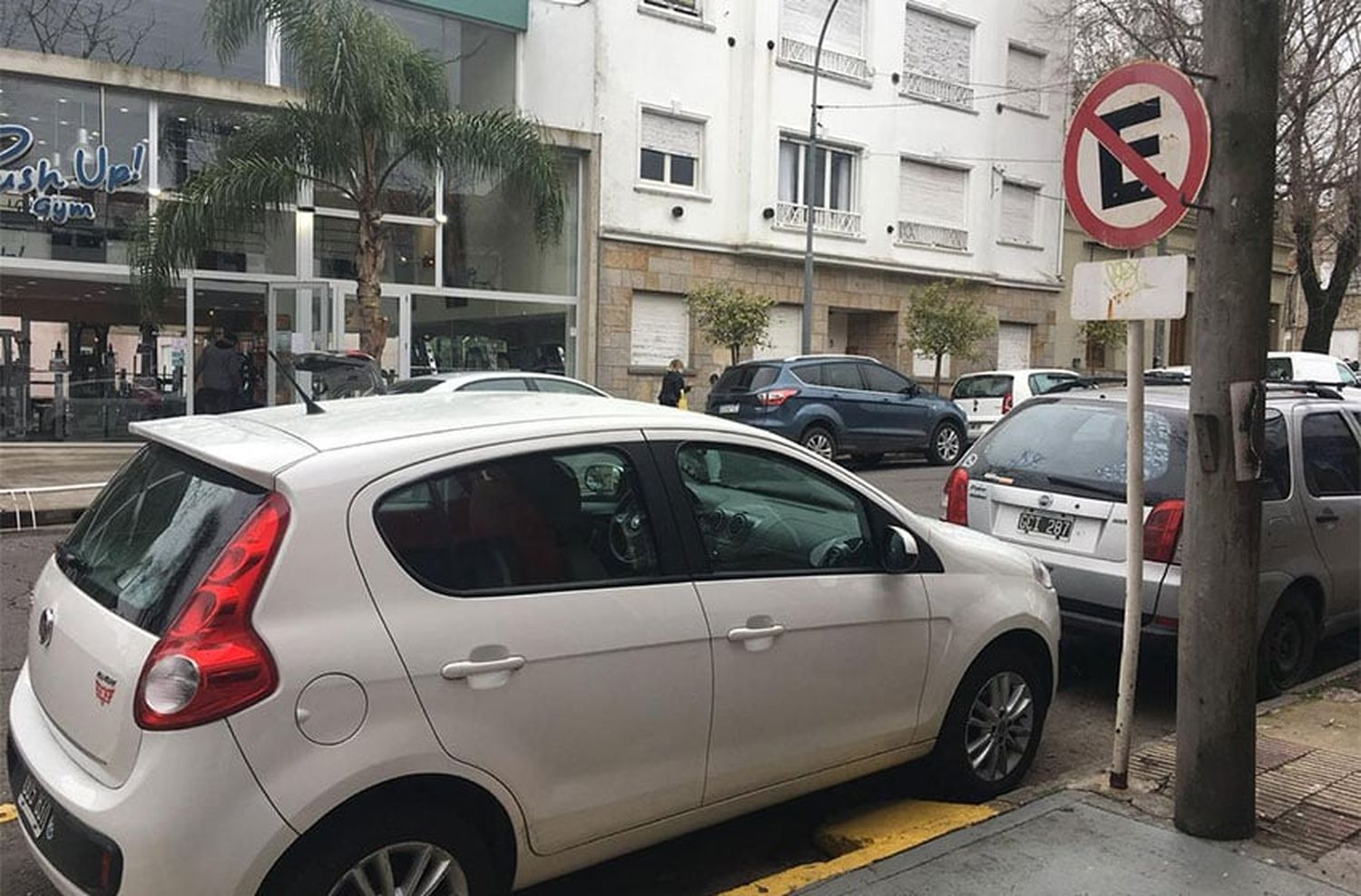 ¿Quién controla los estacionamientos reservados en las calles de la ciudad?