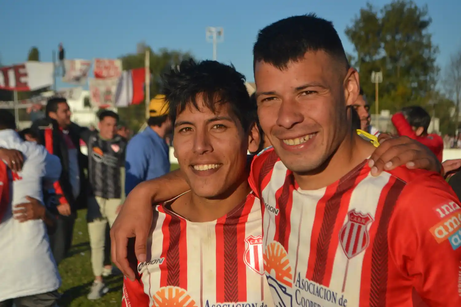 En Barrio Norte siguen interesados en los   oficios de Lucas Frias para encarar el Oficial 2022. El volante se recuperó muy bien de su lesión y terminó  jugando una gran final ante Urquiza. Los norteños también podrían estar buscando otro jugador carboceño. En la gráfica, Lucas Frias y Enzo Basualdo.