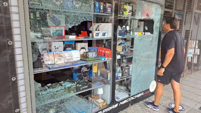 Con audacia. Actuaron los dos ladrones en moto que se apoderaron de varios celulares, tras destruir parte de la vidriera