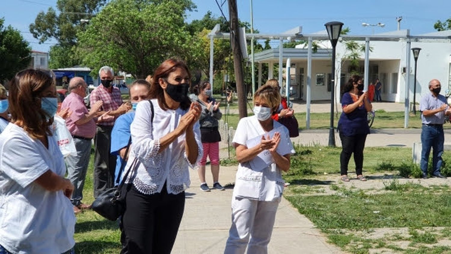 Qüesta participó del abrazo simbólico al Hospital SAMCO en respaldo a la Dra. Sgavetti