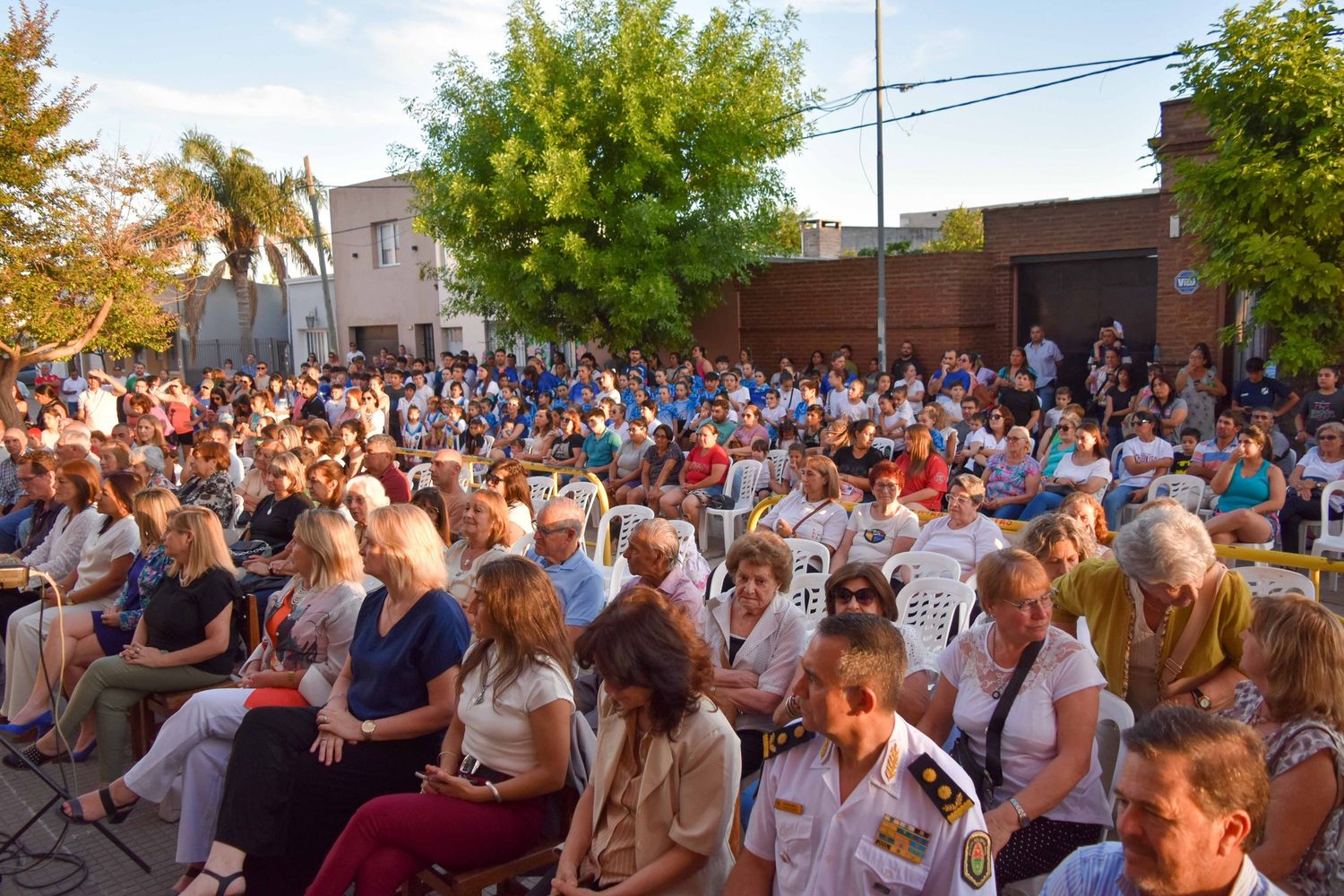 Numeroso público presenció el acto del centro de educación física.