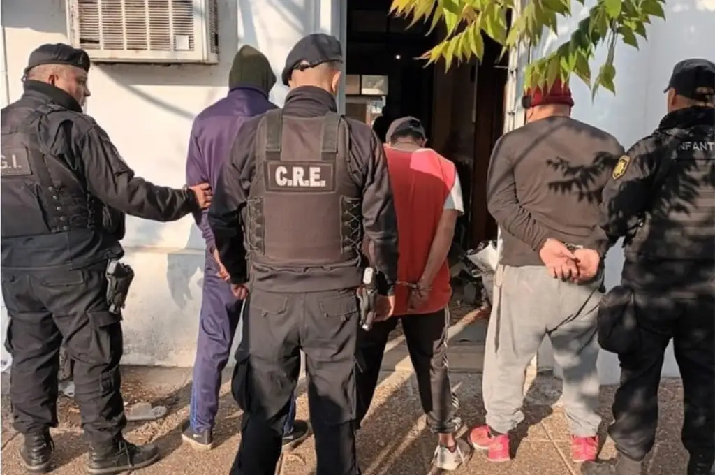 Los elementos secuestrados en poder de los delincuentes.