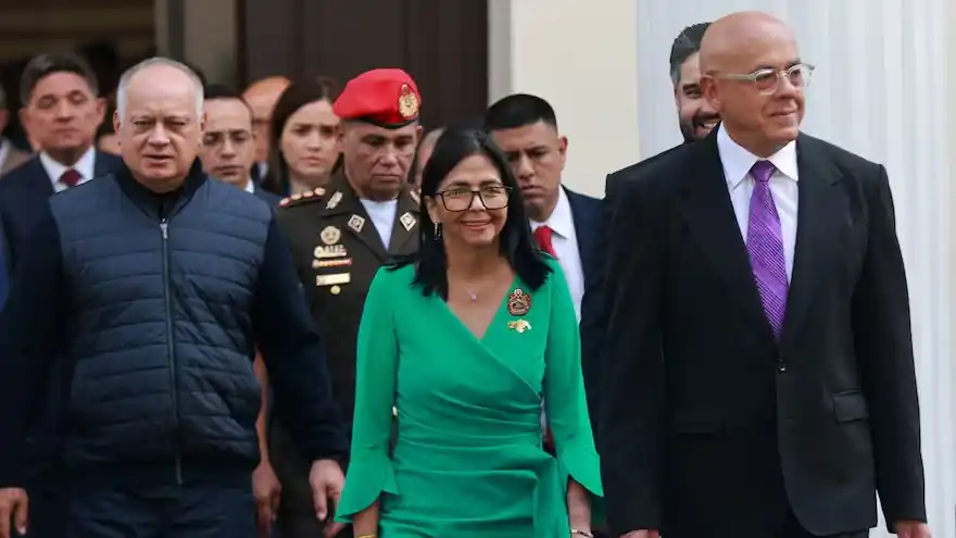 La presidenta interina de Venezuela, Delcy Rodríguez; al ministro del Interior, Diosdado Cabello; y al presidente de la Asamblea Nacional, Jorge Rodríguez.