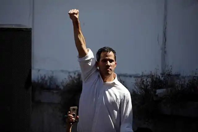La UE insta a garantizar “libertad e integridad física” de Guaidó