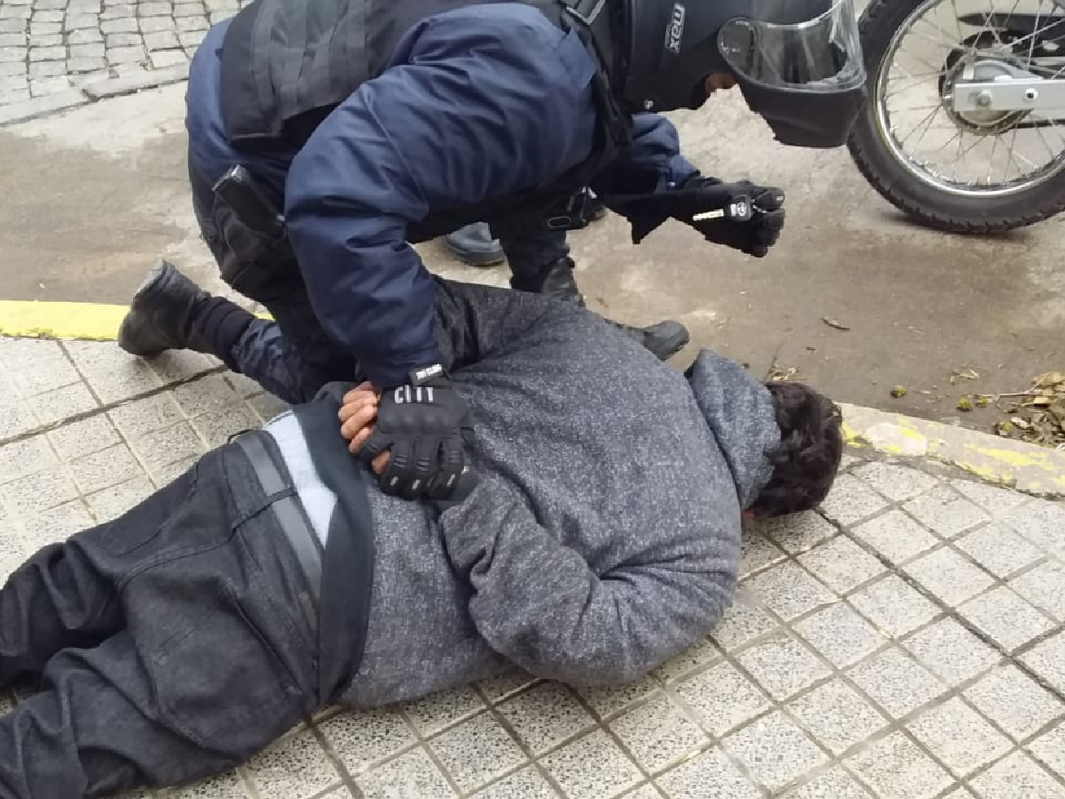 Se dio cuenta del engaño, evitó el cuento del tío y detuvieron a dos personas