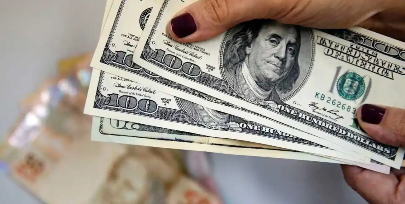 El dólar cerró en 6,017 reales, un valor histórico.