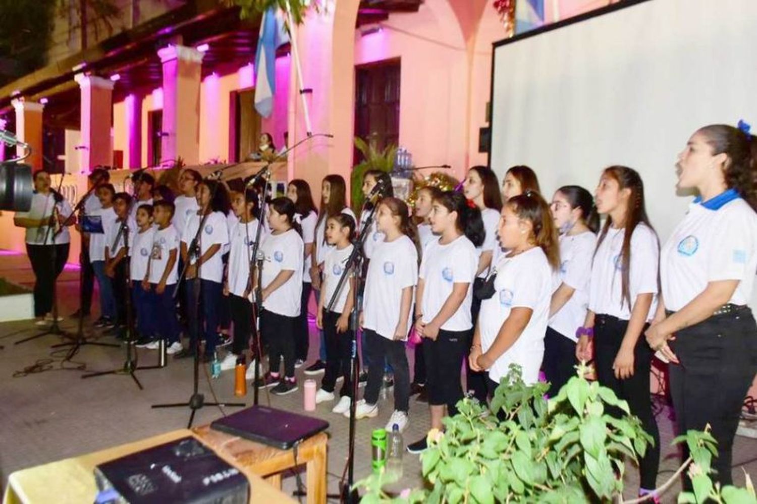 Se realizó la tercera edición de la Noche de los pesebres frente al Museo Duffard