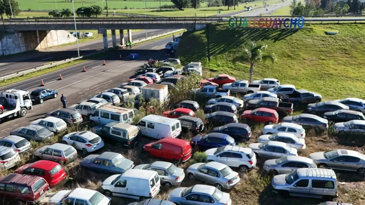 Retiran más de 300 autos abandonados del acceso a la ciudad