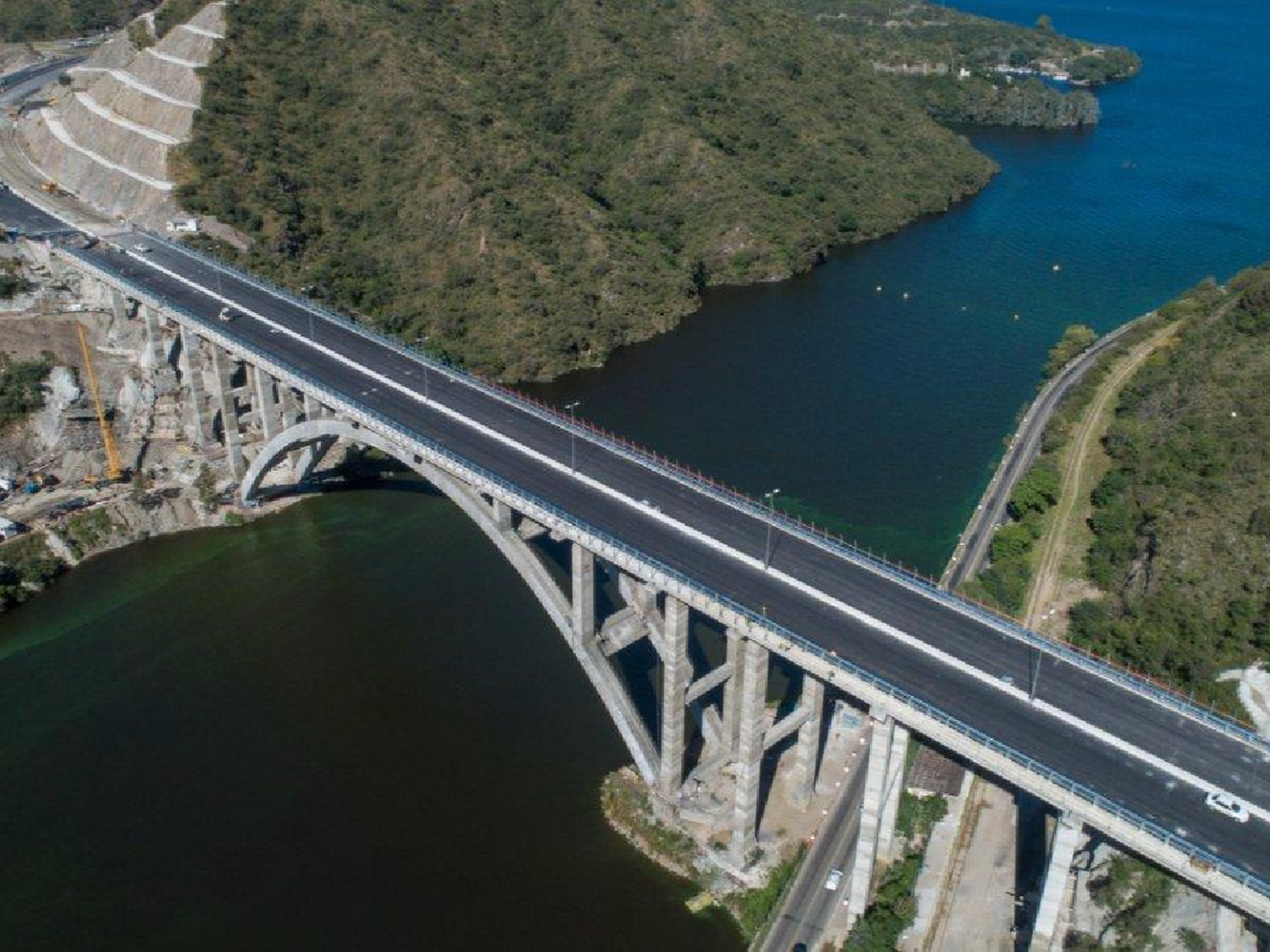 Quiso sacarse una "selfie" con el puente y cayó de la montaña