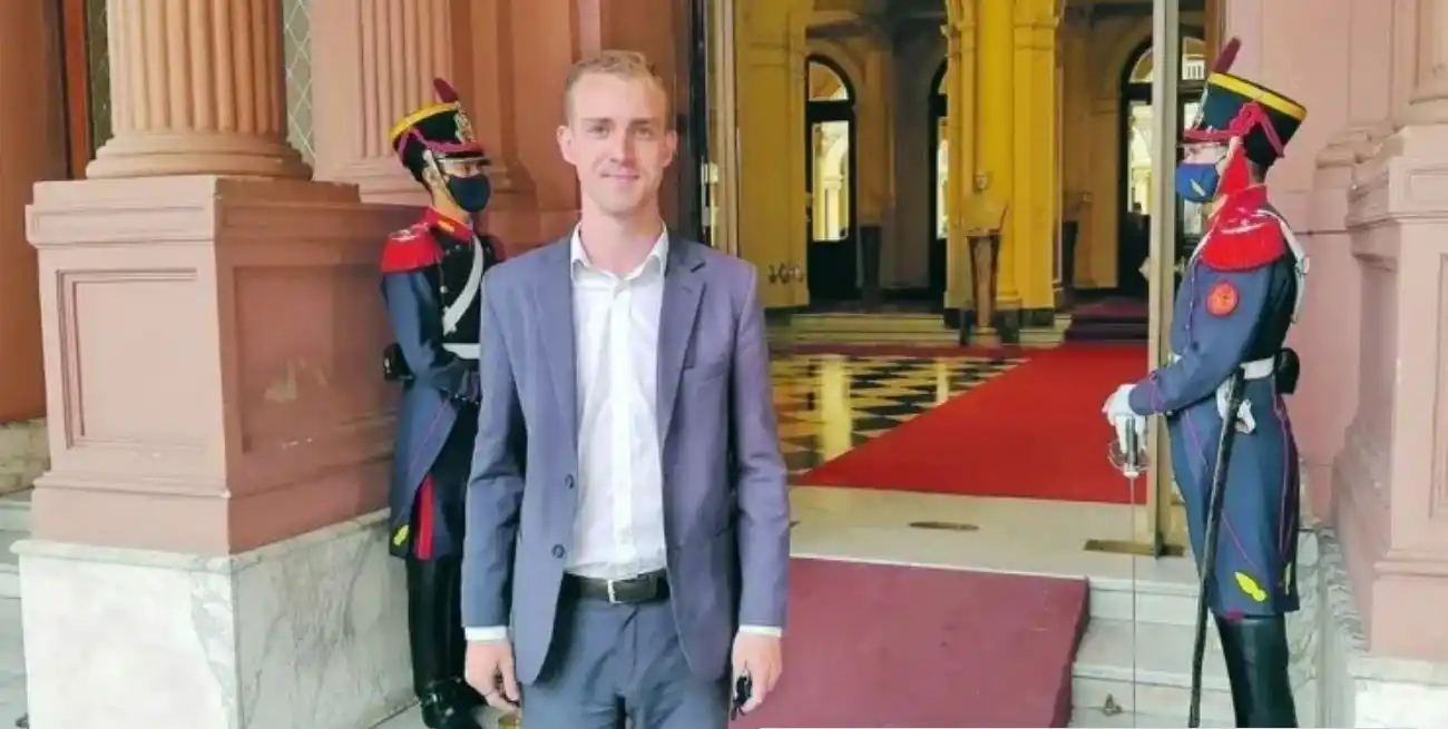 Bryan Mayer renunció a su sueldo público mientras dure la campaña