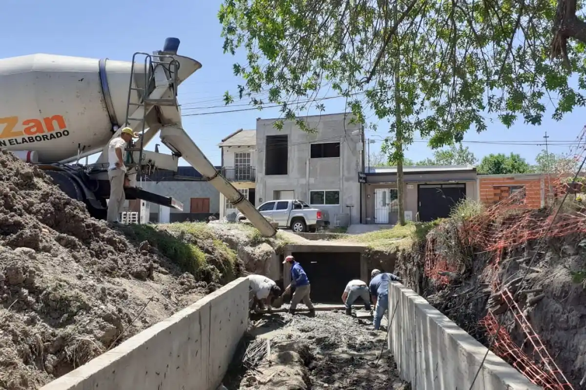 Avanza la obra de desagües pluviales en calle Los Troperos