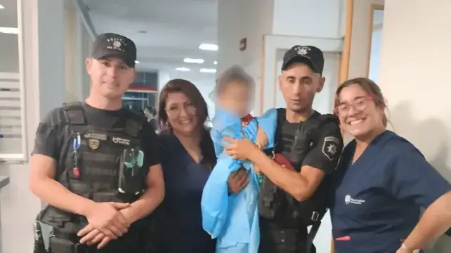 Los agentes y las médicas comprobaron que la beba estaba fuera de peligro.