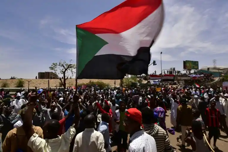 Manifestantes de Sudán exigieron formar un gobierno civil y juzgar a Omar Al Bashir