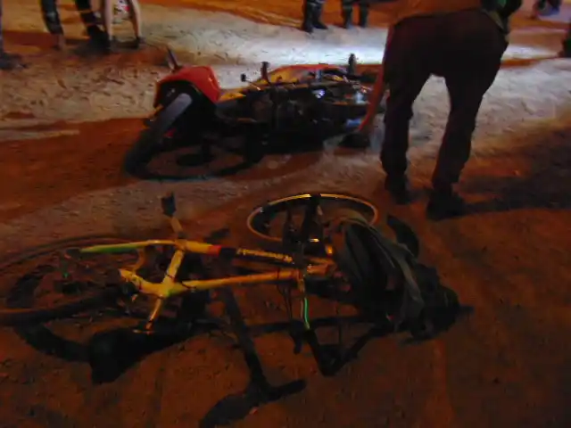 Choque entre moto y bicicleta en el amanecer de este martes 
