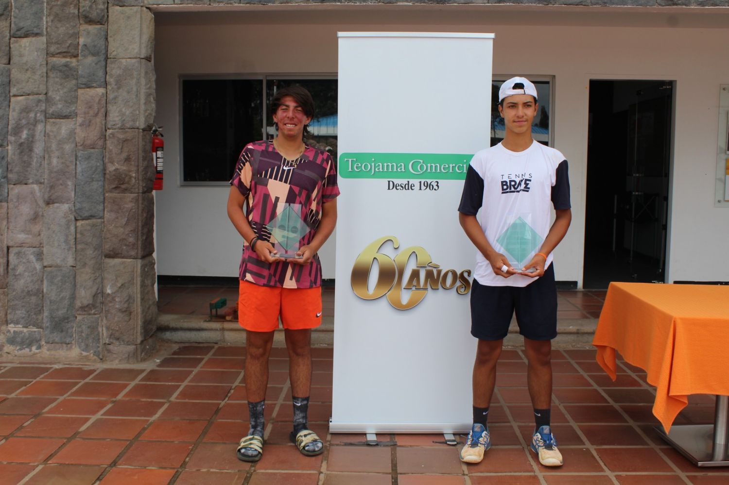 Felipe Dreer (izquierda) junto a su vencedor en la final, Enzo Tafarelo Vargas.