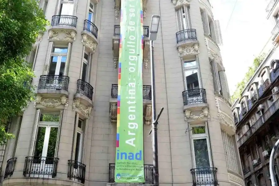 El arco político reaccionó ante la decisión del Gobierno de desmantelar el INADI