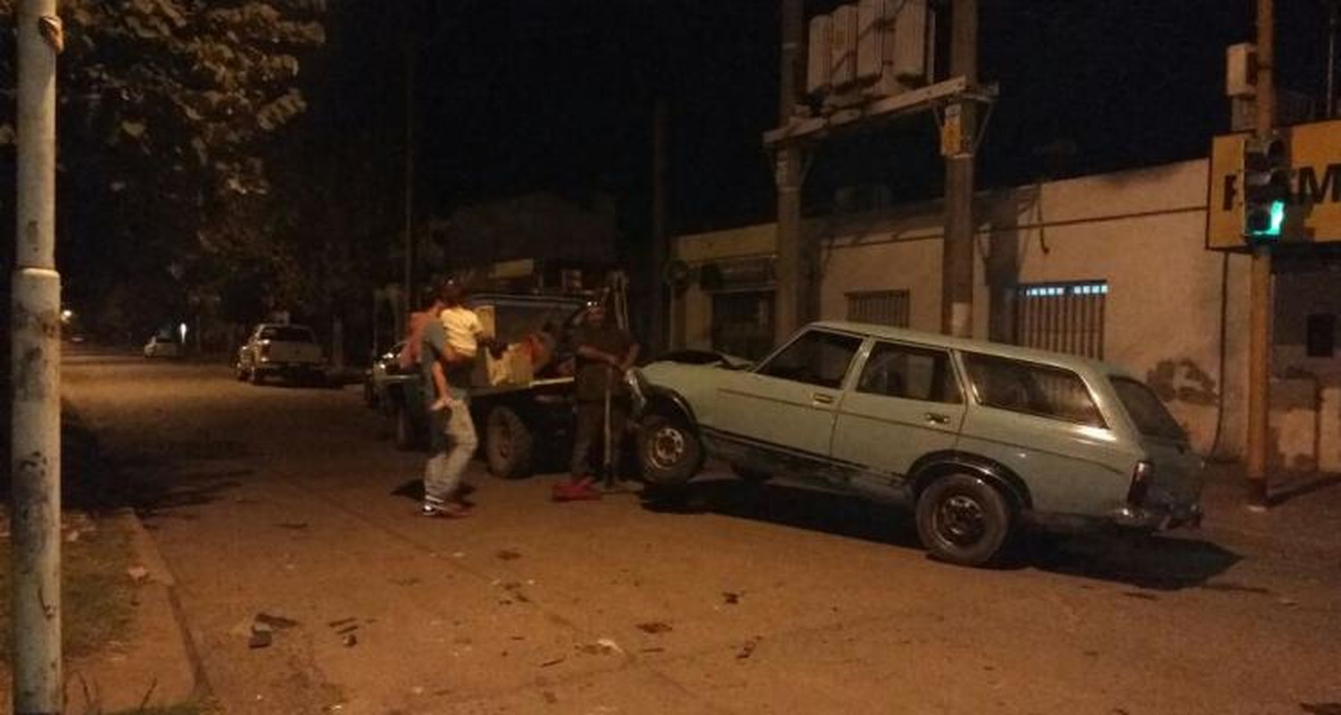 Borracho, chocó un auto tras cruzar un semáforo en rojo