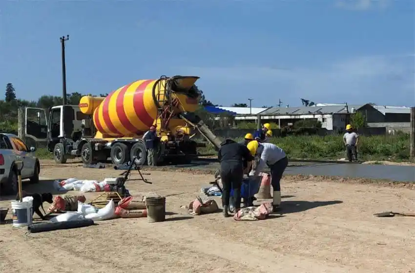 Avanzan las obras del playón deportivo en el barrio Las Américas