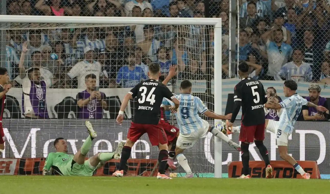 En un partido para el infarto, Racing le ganó 3 a 2 sobre la hora a River y pasó a Cuartos de Final