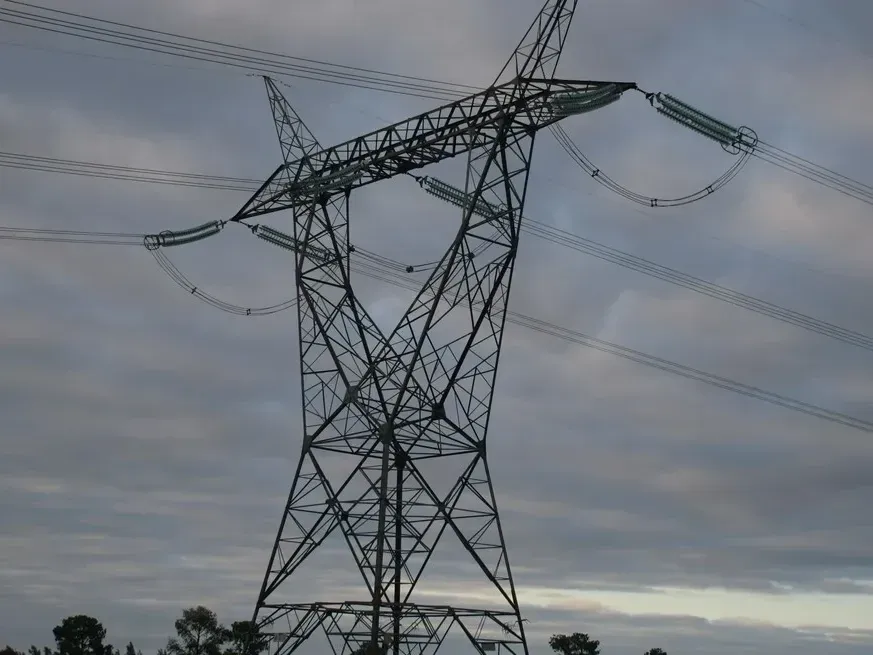 Se espera una actualización del servicio eléctrico. Foto: Manuel Fabatía