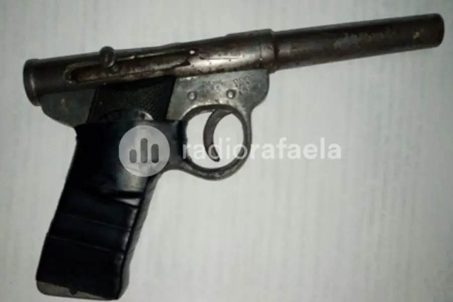 Hallazgo en su domicilio: una madre informó que su hijo menor de edad trajo un arma "tumbera"
