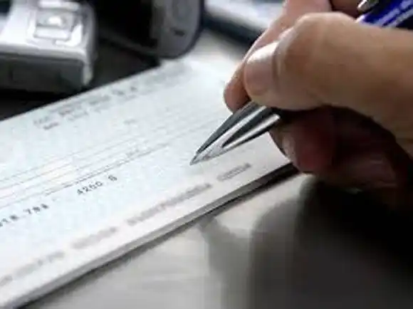 Un hombre debió pagar una  deuda que había cancelado  con cheques apócrifos