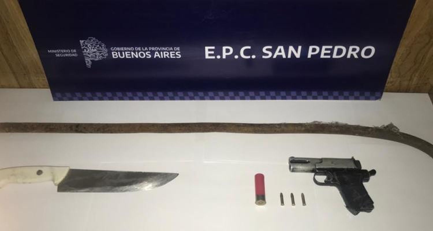 Detuvieron a tres hombres que circulaban armados en un auto y se resistieron con un hierro y amenazas