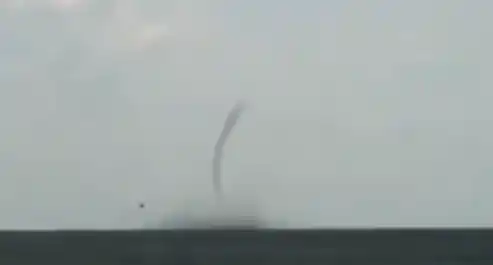 Videos: Tromba en el Río de la Plata y nube "embudo" en Quilmes