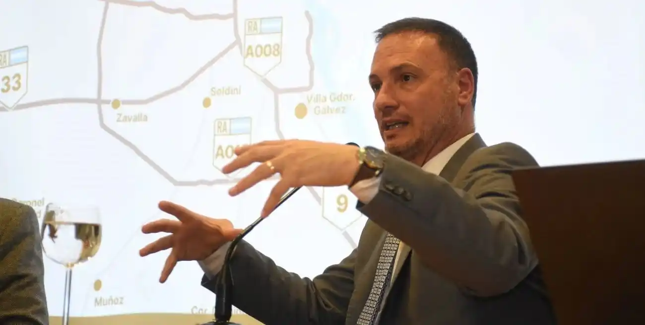 Lisandro Enrico, ministro de Obras Públicas de la Provincia, habló de los esfuerzos del Estado santafesino para enfrentar la nueva situación y los que ya realiza. Crédito: Luis Cetraro.