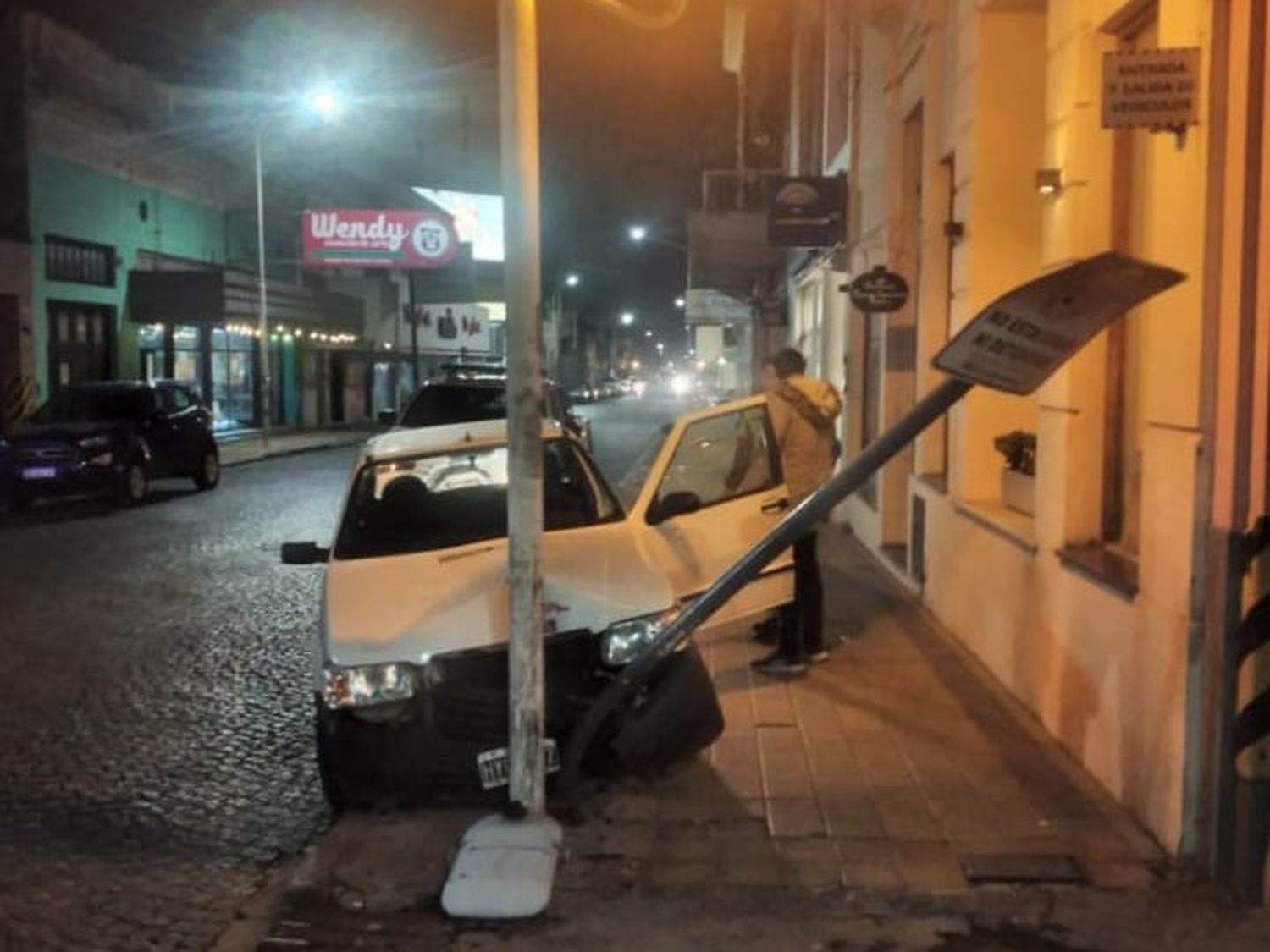 Perdió el control de su auto e impactó contra un poste de luz en pleno centro