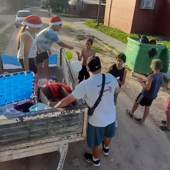 La magia de la Navidad recorrió calles de la ciudad de la mano de "Los Amigos Solidarios"