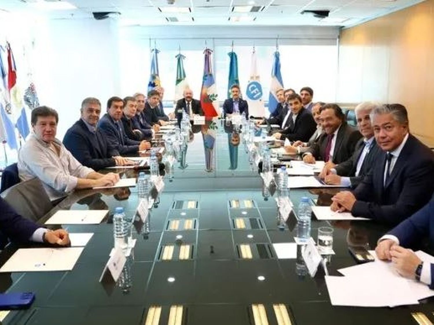 Gobernadores de todas las fuerzas se reunieron y piden una audiencia con Milei