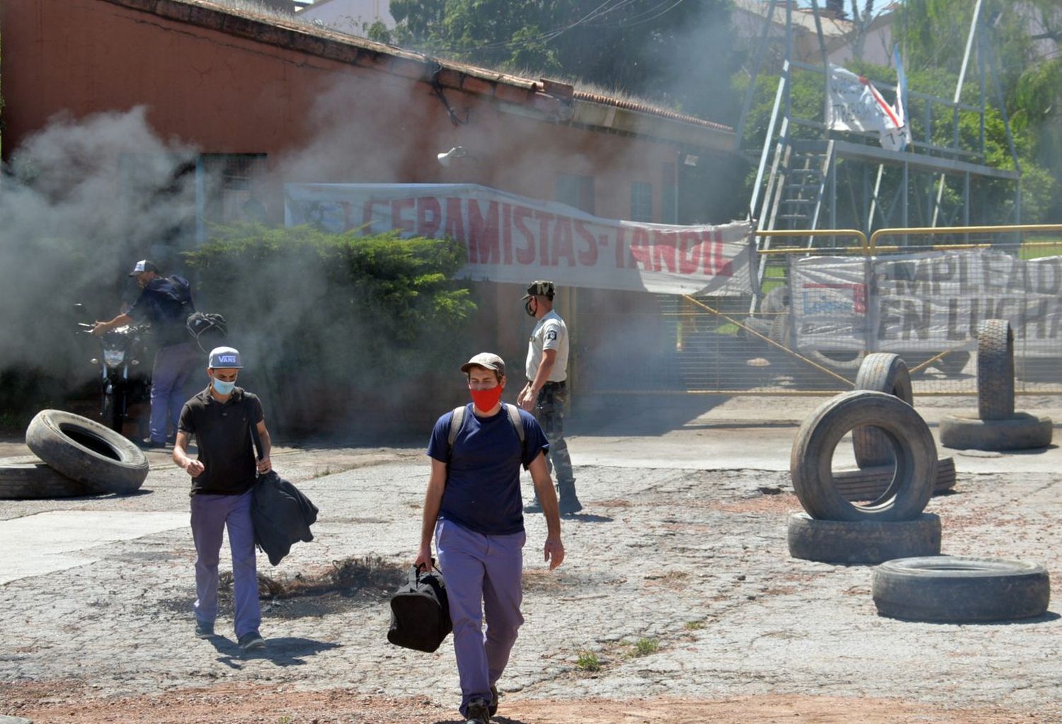 Por temor a que se disolviera el fideicomiso, operarios de Tandilceram ingresaron y tomaron posesión de la fábrica