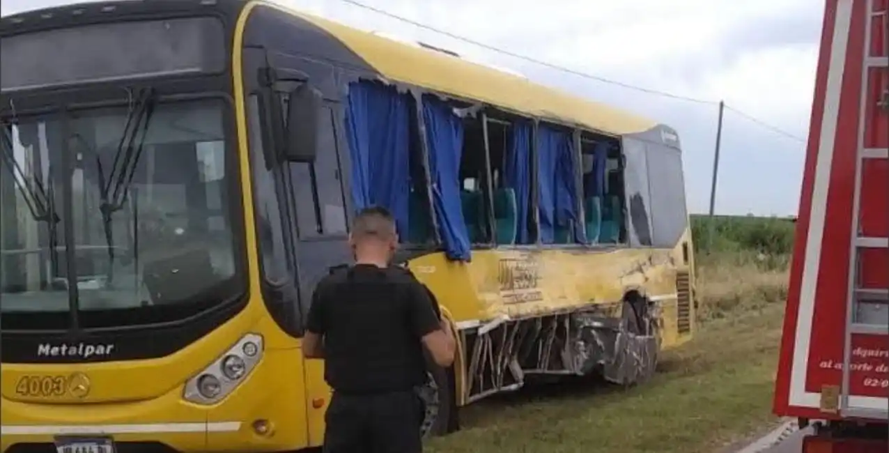 Un colectivo perdió un neumático y provocó un fuerte choque: 13 heridos