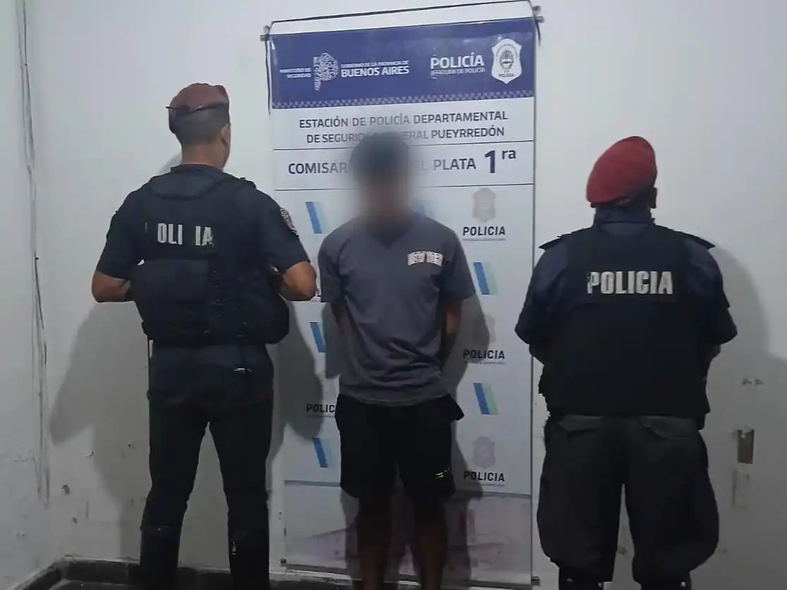 El automóvil presentaba el vidrio de la puerta del conductor destruido, la cerradura violentada y el sistema de encendido manipulado.